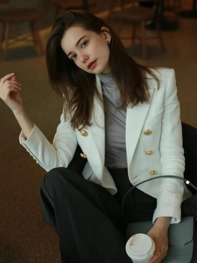 今年最流行的“薄西装”,越简单越高级