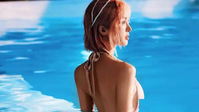 金晨晒34岁生日写真，穿泳衣化身最美人鱼公主，身材纤瘦美翻了