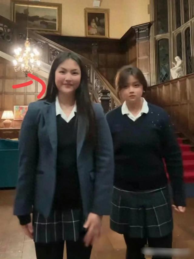 李湘女儿近照:减肥后复胖,P图痕迹明显,头小脸肿身壮比例奇怪