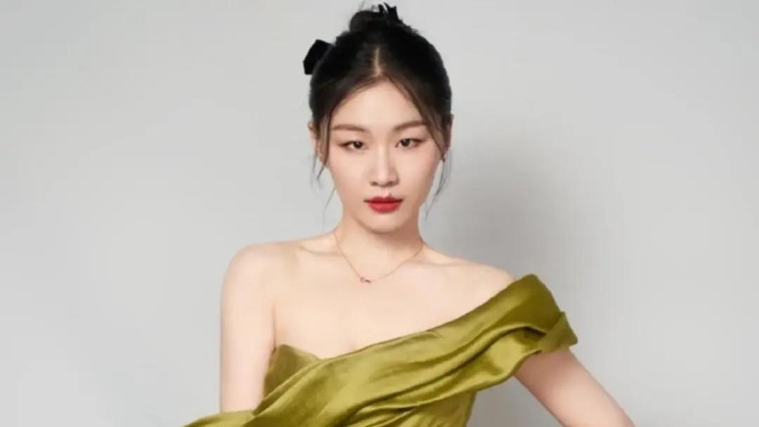 金靖近况曝光，晒9月孕肚一脸幸福，没婚礼，没有婆家认可，孩子随她姓