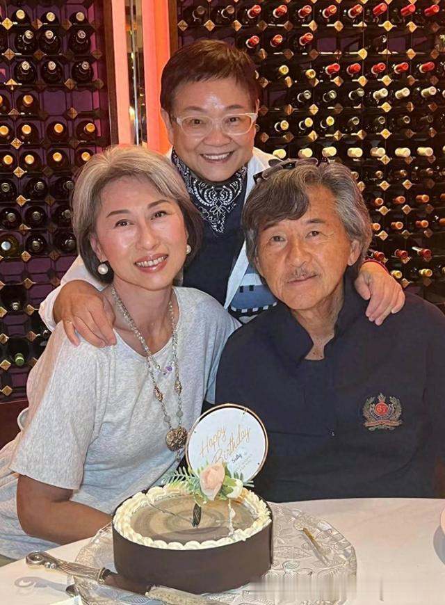 看了叶倩文的老年装扮后,我悟了:白发不染、穿衣不花,才更优雅