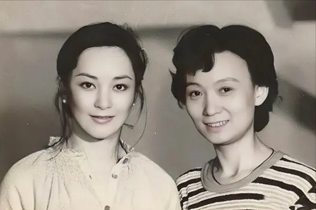 甘当小三45年,一人赚钱全家花,为了不得罪原配流产又绝育