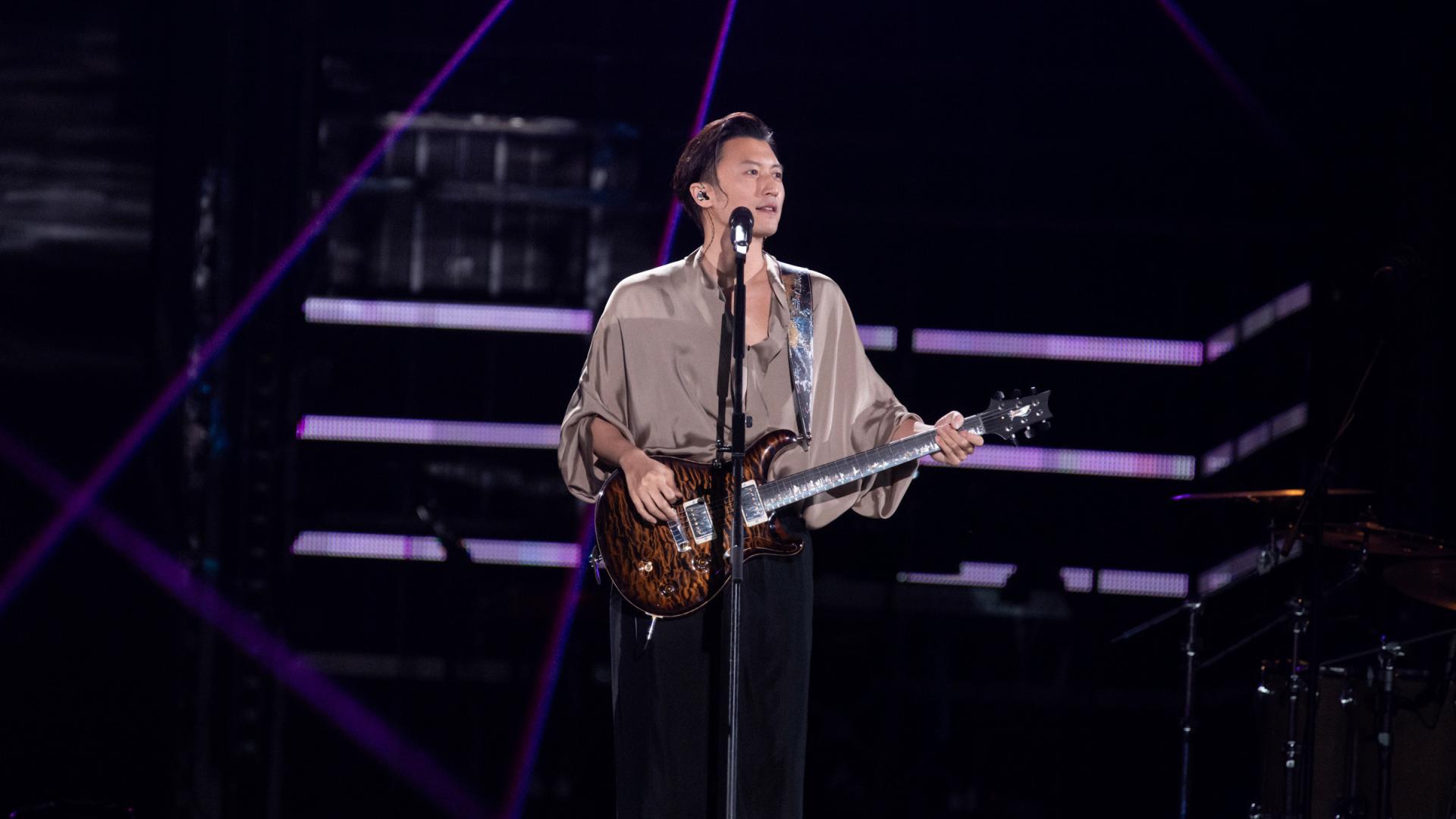 网友：谢霆锋，谁让你这么穿衬衫的？揭秘演唱会背后的时尚决策！