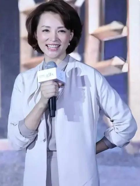 才子配佳人,央视主持人董卿和康震传来新消息,网友称:好般配