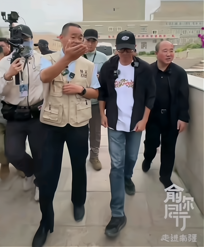 与辉同行七大主播齐集直播间,后脚俞敏洪只身闯楼兰