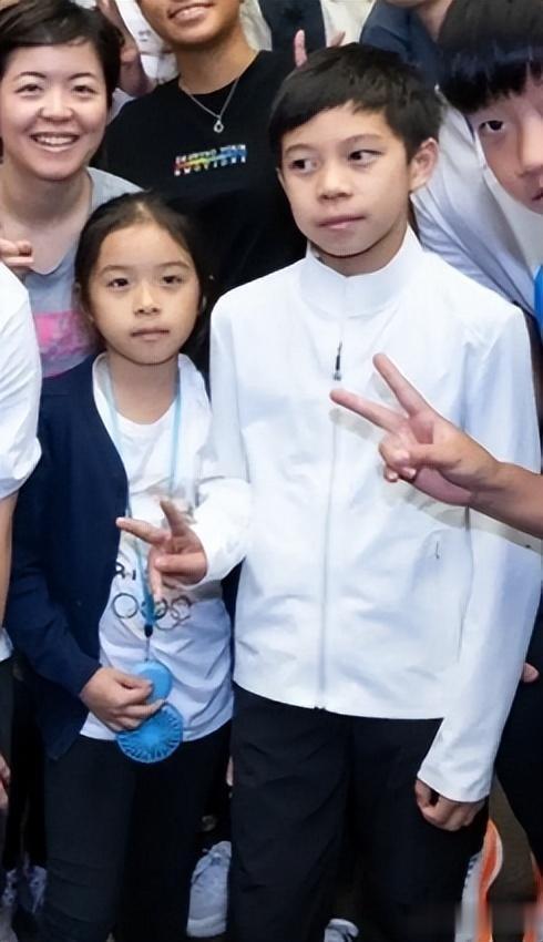 霍启刚晒儿女近照,11岁霍中曦越长越像太爷霍英东,是帅气美少年