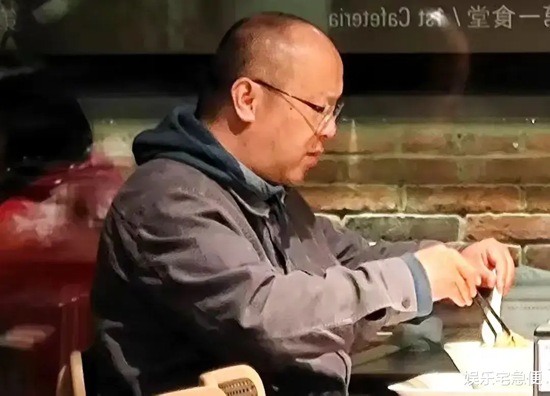 55岁窦唯罕露面!发福头发秃顶,变化大到无人识,在灵隐寺瞎溜达