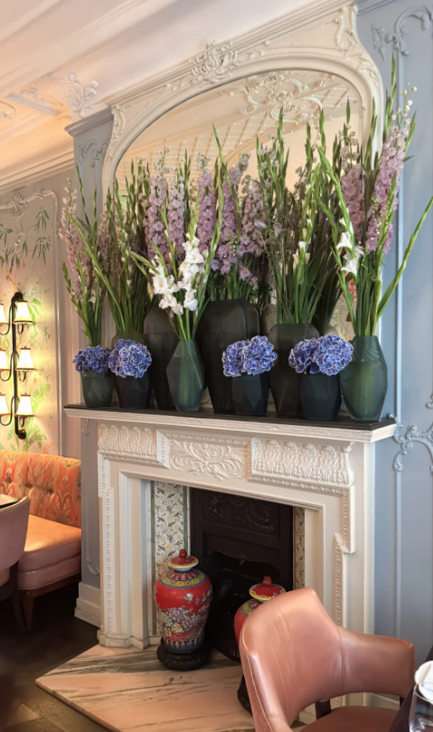 李湘请女儿喝英国下午茶，14岁王诗龄戴大金镯，全身奢侈品像名媛