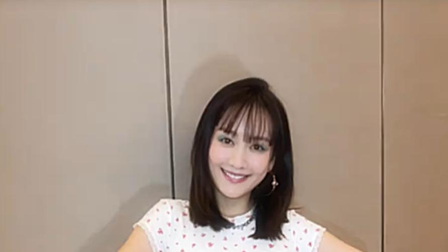 王鸥罕见换发型大变样！空气刘海配露脐装，42岁老阿姨嫩成22岁小姑娘！