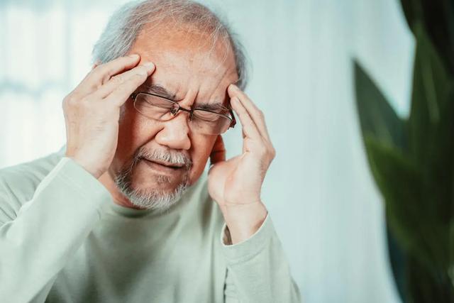 夏季脑梗高发？医生提醒：过了50岁，夏天一定坚持\2不喝3不吃\