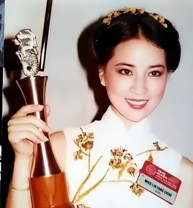 直到看见林凤娇和林青霞1976年的合影,才明白成龙为何选她当老婆