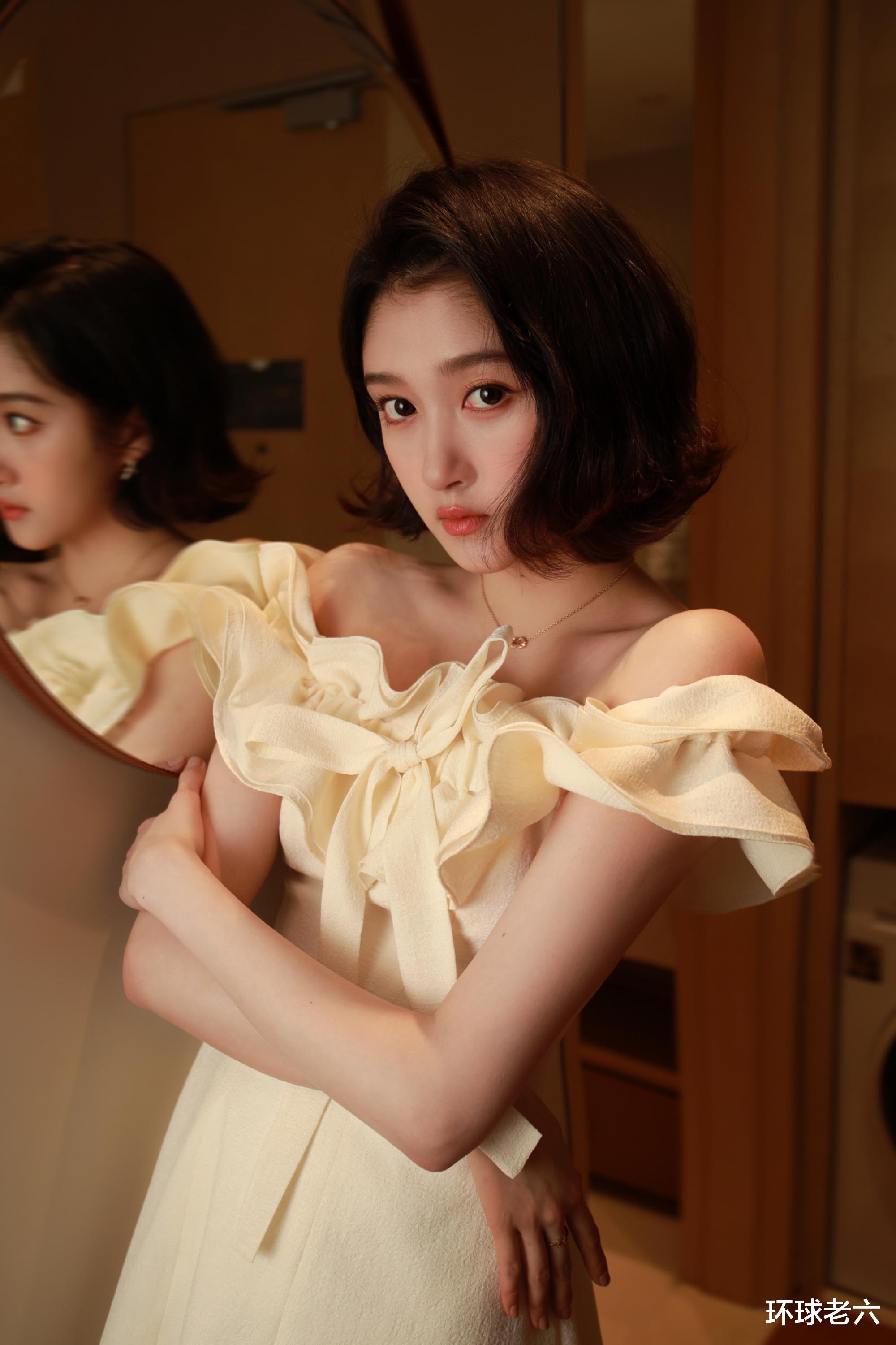 关晓彤穿白色露肩花朵裙 短发造型俏皮可爱