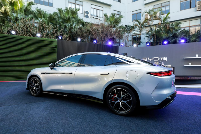 配置拉满、设计更美的汉L唐L，可能引发2025年车市的激烈厮杀？