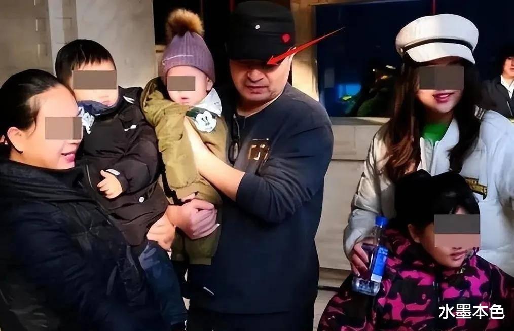 65岁毕姥爷“老来得子”！二婚老婆照片曝光，年轻漂亮还是教授