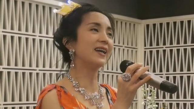 汤灿49岁生日忘情高歌！穿花裙模样大变尽显妩媚，浑身珠宝好富贵