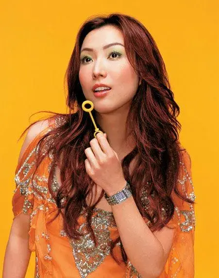 对许志安执迷不悔？瘦到脱相的郑秀文让女人清醒：爱情经不起考验