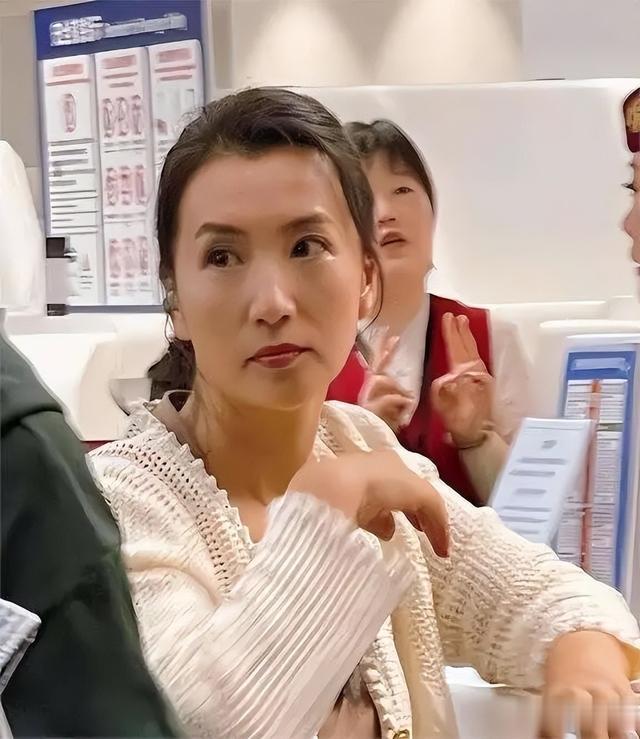 45岁陈好现身北京：衣着邋遢三角区显眼，为何会沦落至如今地步？