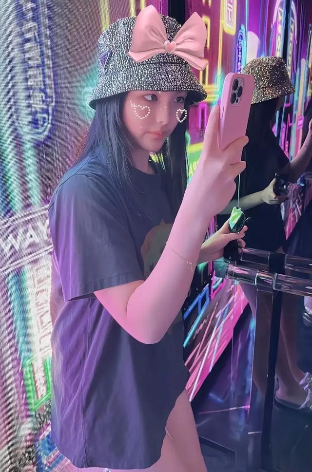 李湘母女打卡迪士尼乐园，王诗龄披一头长发买玩偶，穿短裤腿好细