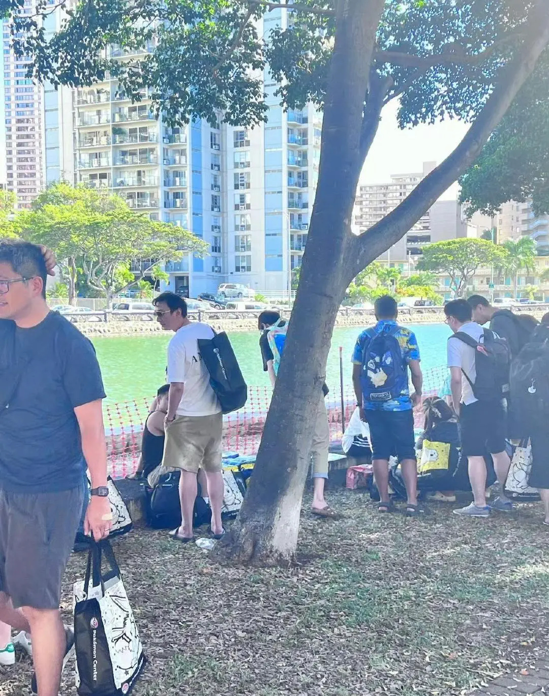 王思聪韩国蹦迪被偶遇,身边多位美女陪伴,街头牵手举止亲密