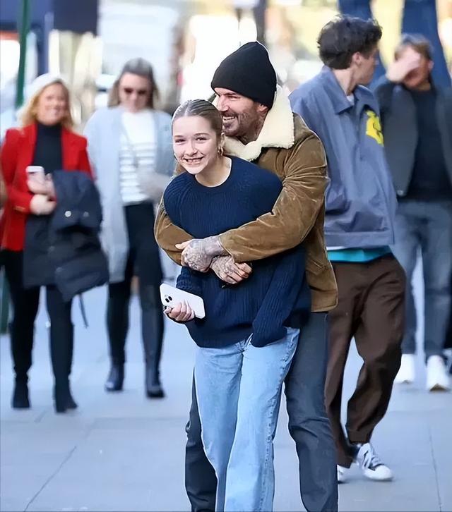 贝克汉姆搂抱13岁小七引争议,父爱如山和行为过界?网友:难接受