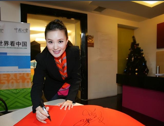 |她是第一位博士级歌唱家,12次荣登春晚,丈夫身价不菲也是博士