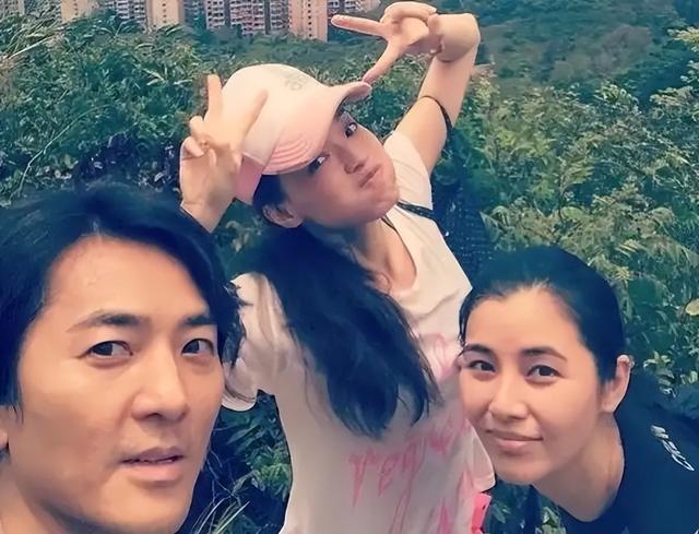 郑伊健回国开演唱会捞金，57岁身材发福唱跑调，老婆台下卖力捧场