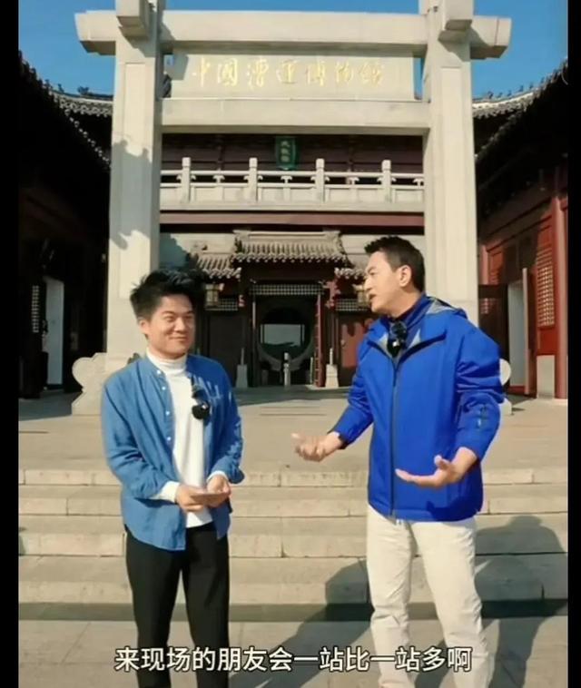 鲁健太牛了!一开播就给董宇辉放个大招,不愧是央视国际频道一哥