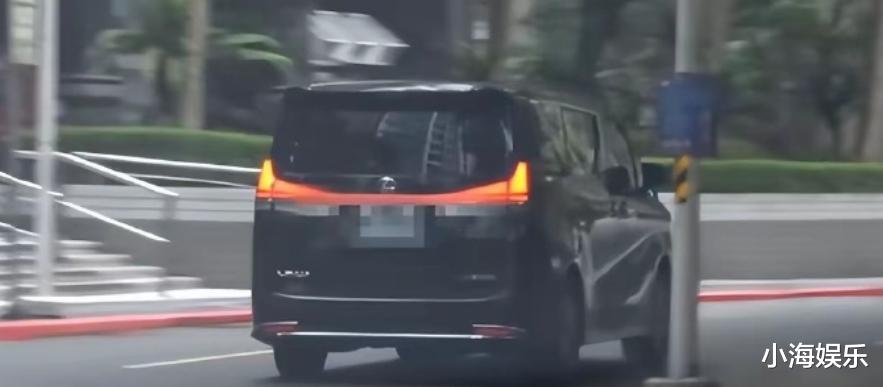 要谈判?汪小菲时隔九日再抵台,小S丧姐后首露面,头发已变白