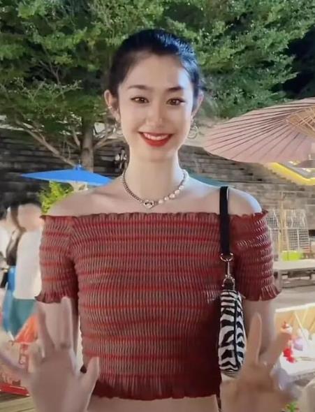 有种“整容”叫长大，11年前春晚一转成名的小彩旗，如今像换个人