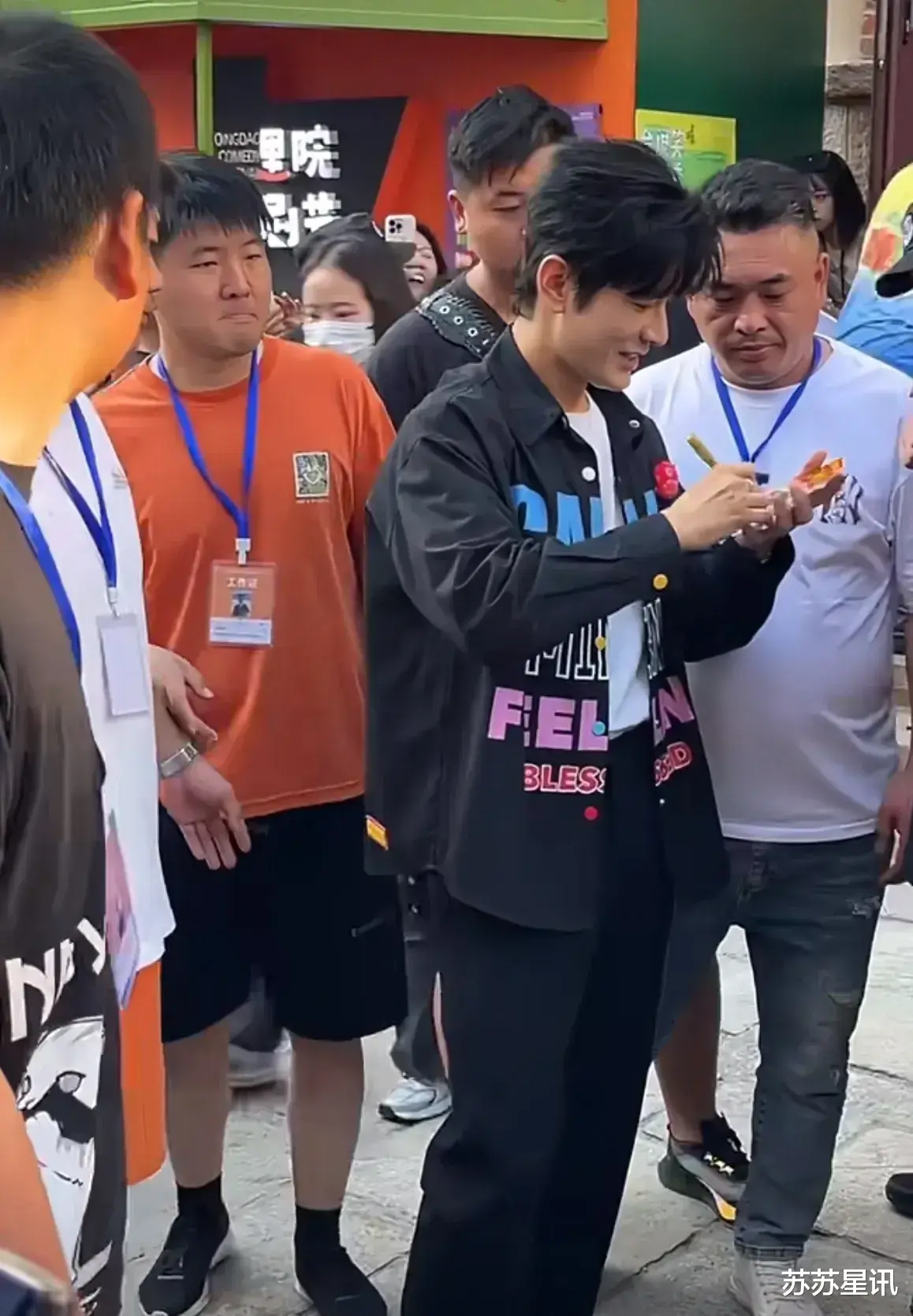 47岁黄晓明戴假发亮相青岛，头发浓密却分层明显，网友：太尴尬了