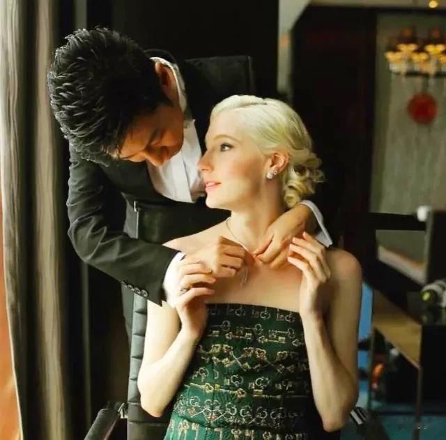 撒贝宁一家上海逛街被偶遇,岳父岳母罕见露面,一家人好幸福