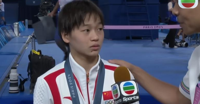 TVB记者对全红婵摸头求抱抱,被指无礼?网友:看清楚他是谁