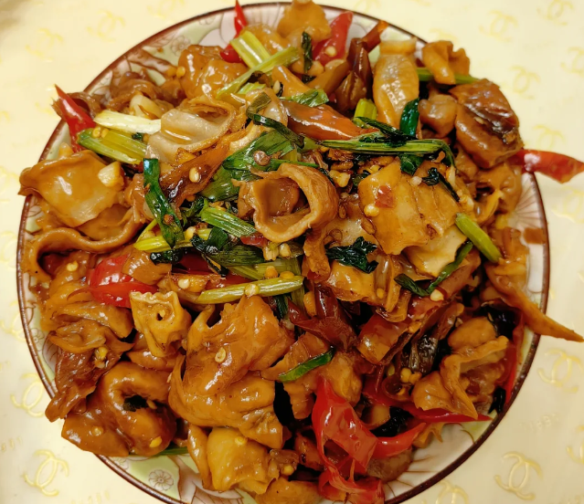 北京女孩瞒着父母到贵州男友家吃饭,晒了饭菜后,网友却劝分手!