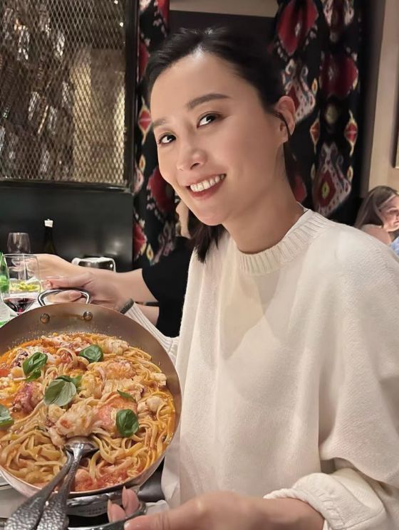 ?陈法拉官宣产子！与法国老公恩爱8年喜迎二胎，一家四口幸福满满