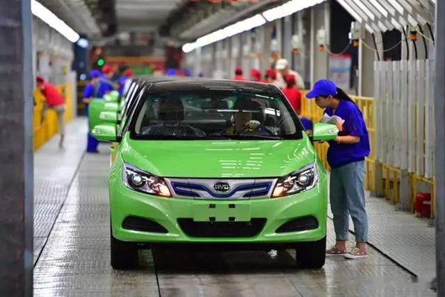 美梦被打醒！中国国产光刻机官宣后，美国怒砸30亿赶超新能源汽车