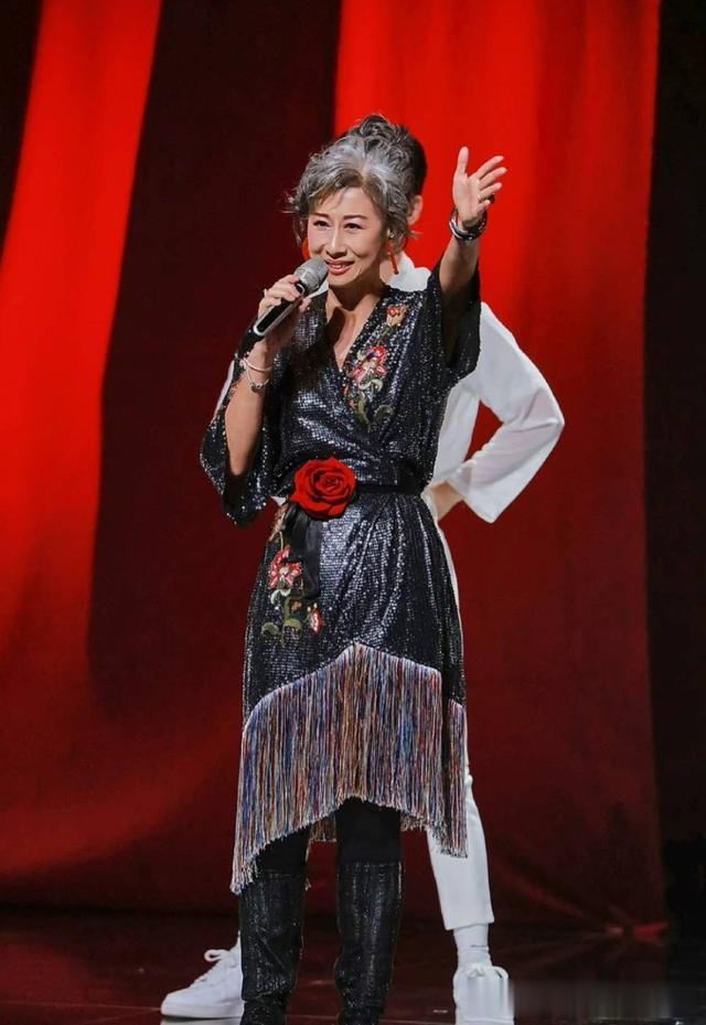 看了叶倩文的老年装扮后,我悟了:白发不染、穿衣不花,才更优雅