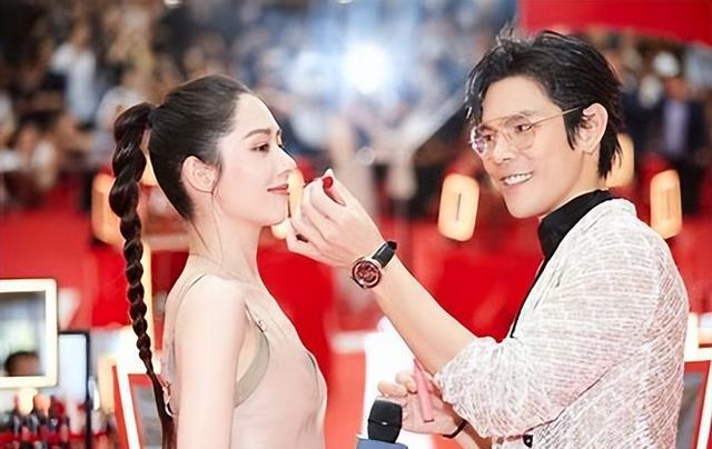 向佐广州k11与男友人吃寿司,打扮正常,路人镜头下面容苍老颓废