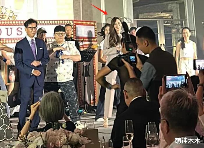 45岁吴佩慈近况曝光！头发稀疏显老态，参加名媛生日会和小S重聚