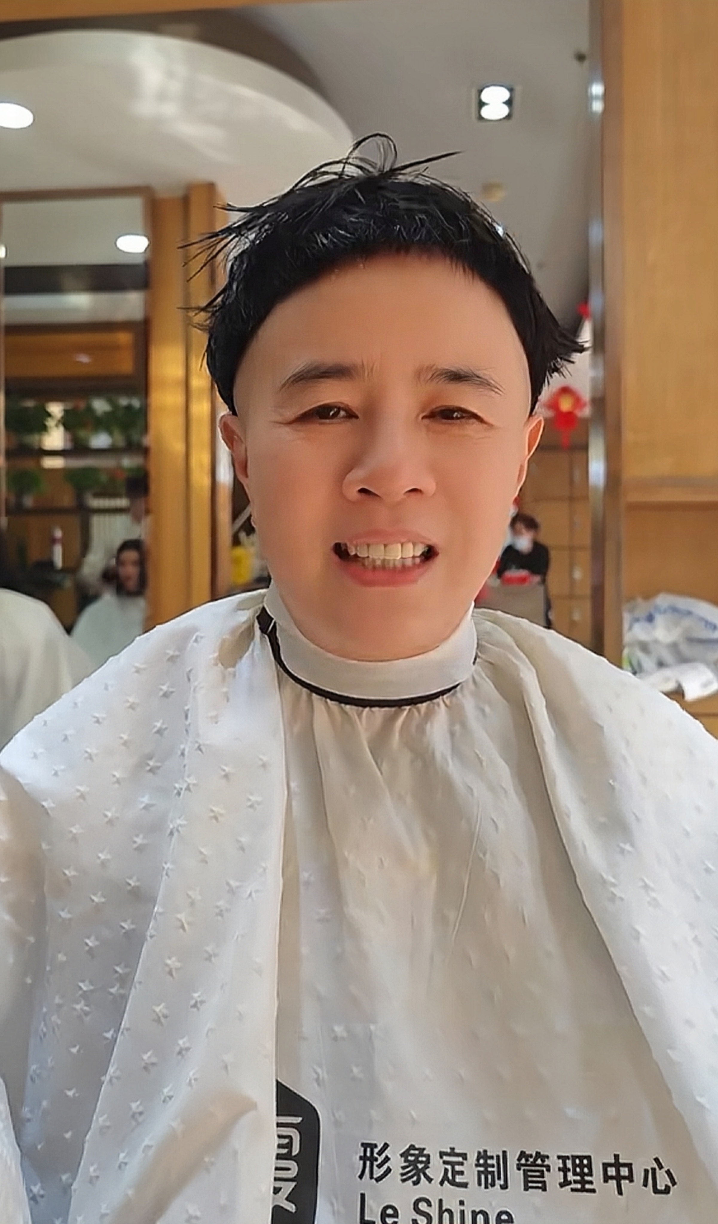 57岁金龟子新发型，模样气质巨变，女儿都认不出来！