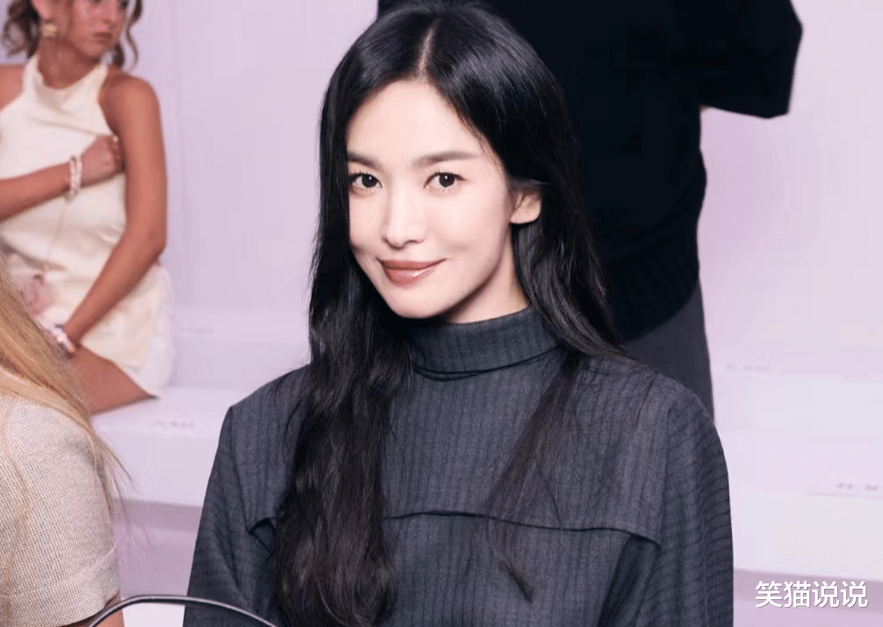 宋慧乔与好友相聚,夹克衫牛仔裤好休闲,下蹲拍照好可爱!