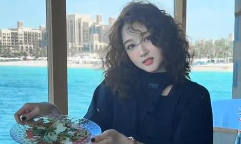 鹿晗第二人格？直播失控露本性，关晓彤忙撇清，网友：汪小菲上身