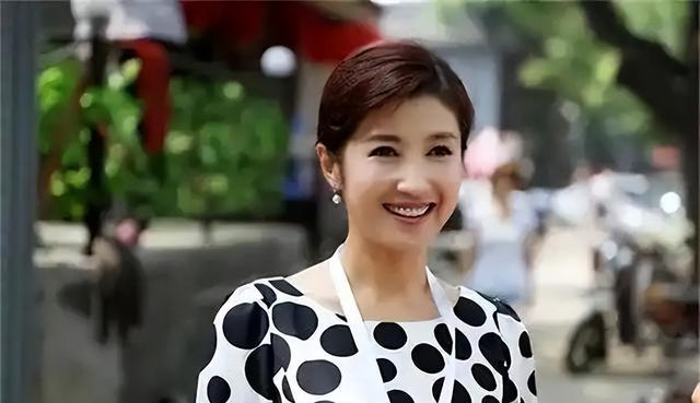 春妮蒋虎离婚16年，她转身嫁给刚强生活幸福，他54岁仍孤单一人