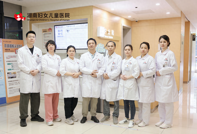 耳朵附近长了个“小洞”，一揉就有点臭，是怎么回事？