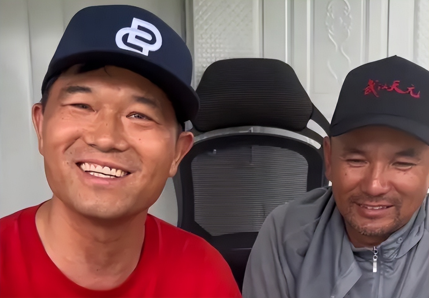 网红直播钓鱼遭殴打，因钓箱落水？邓刚为徒发声，结果如何？