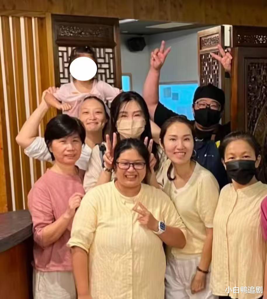 王祖贤近照曝光!脸浮肿引热议,家中摆满佛像照