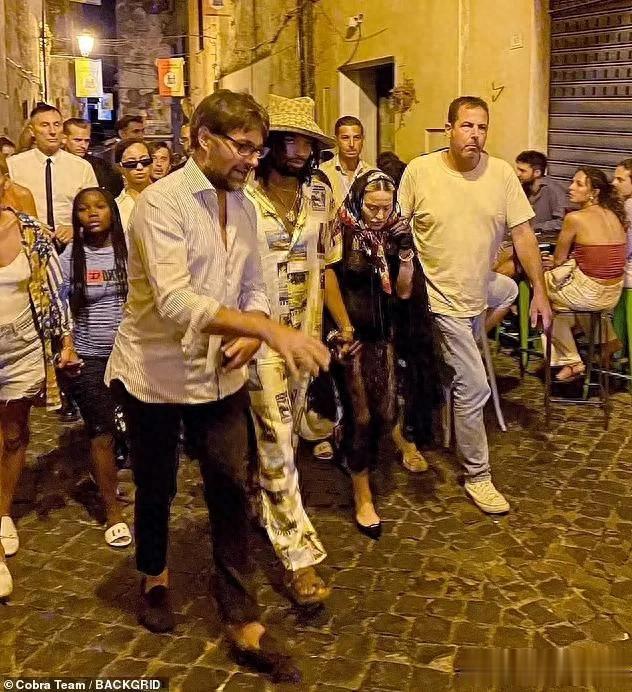 66岁麦当娜意大利游玩,被28岁男友牵手难掩疲态,引发网友热议!