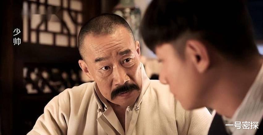 高尔夫球场上,王宝强的精英气质与文章的唯唯诺诺,差距一目了然