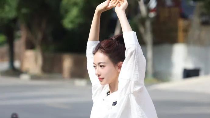 吴谨言密室大逃脱路透被赞松弛感满满！白衬衫高马尾，元气大学生