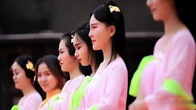 横店的“秘密”:懒汉遍地、剧组夫妻,替身一天挣3000元