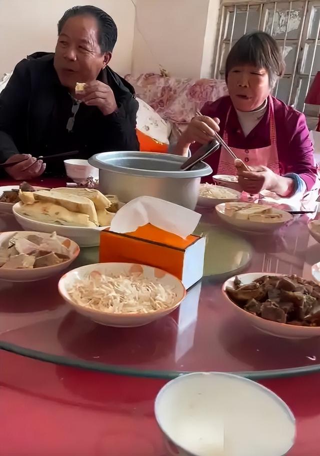 演员郭晓峰在山东老家帮母亲接待亲戚，烧火做饭吃水煮菜，接地气